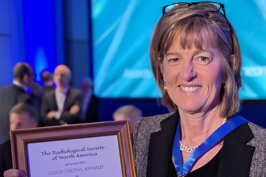 Elizabeth Burnside receives Gold Medal from RSNA 